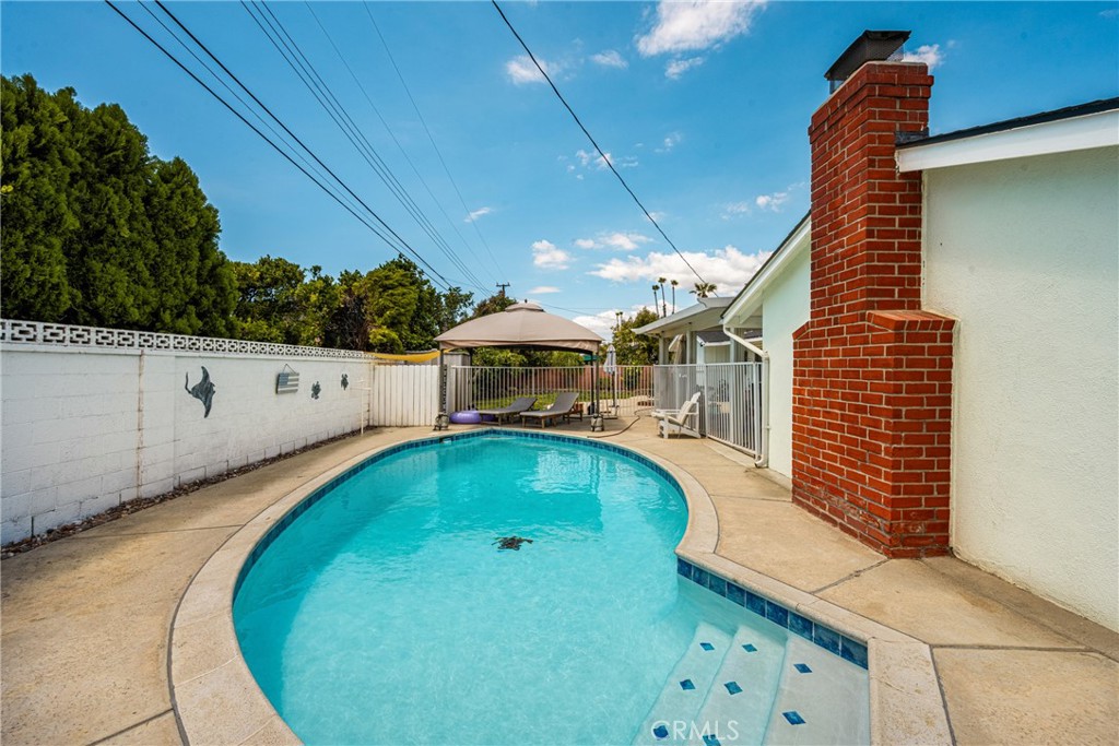 2608 W Palais