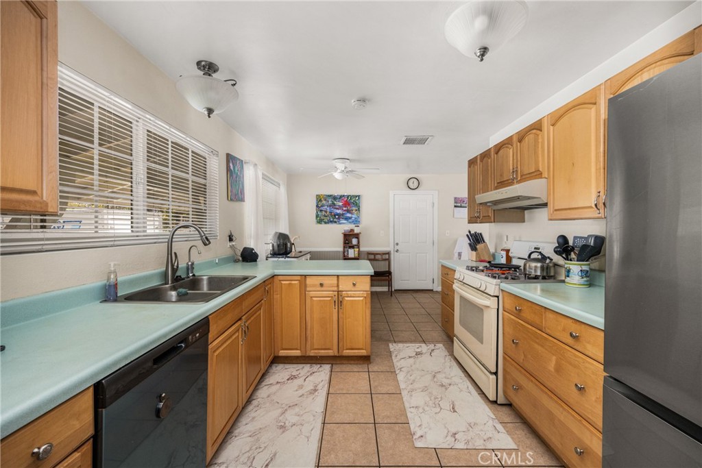 2608 W Palais
