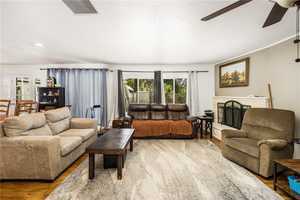 2608 W Palais