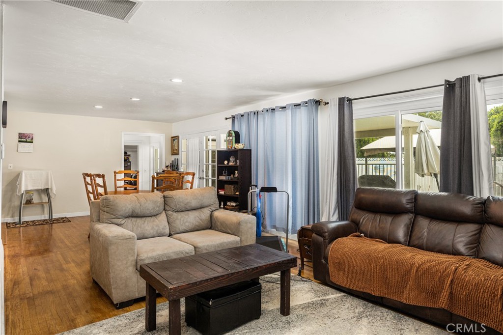 2608 W Palais
