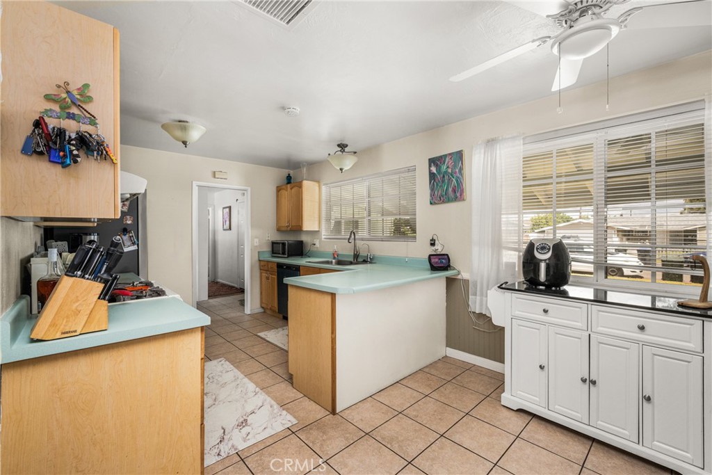 2608 W Palais