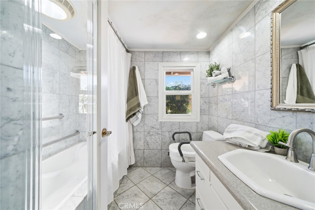 315 E Wilson