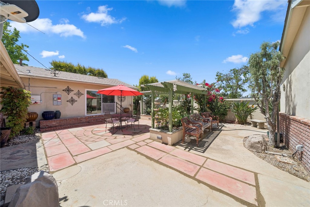 315 E Wilson