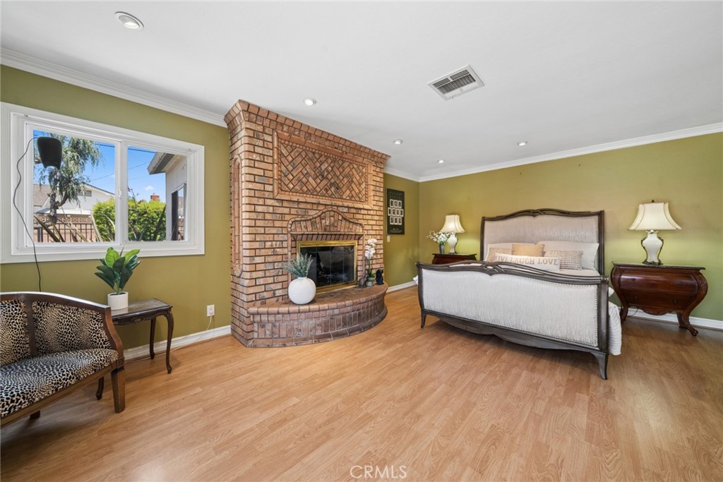315 E Wilson