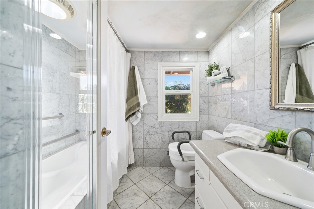 315 E Wilson