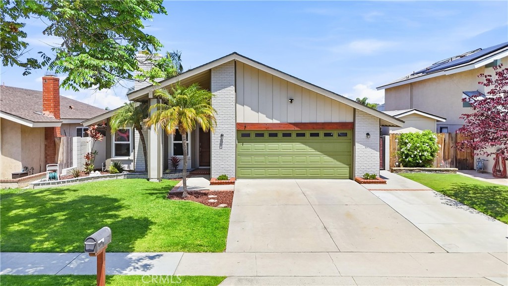 6009 E Calle Cedro