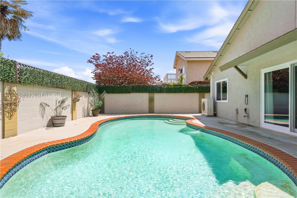 6009 E Calle Cedro