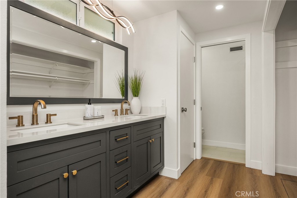5202 Del Sur Circle