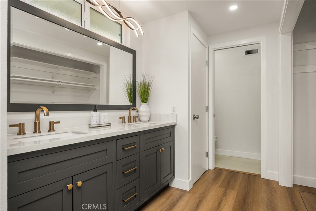 5202 Del Sur Circle