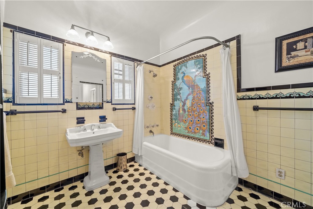 2625 E Ocean