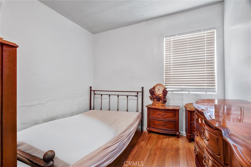 1065 E 19th