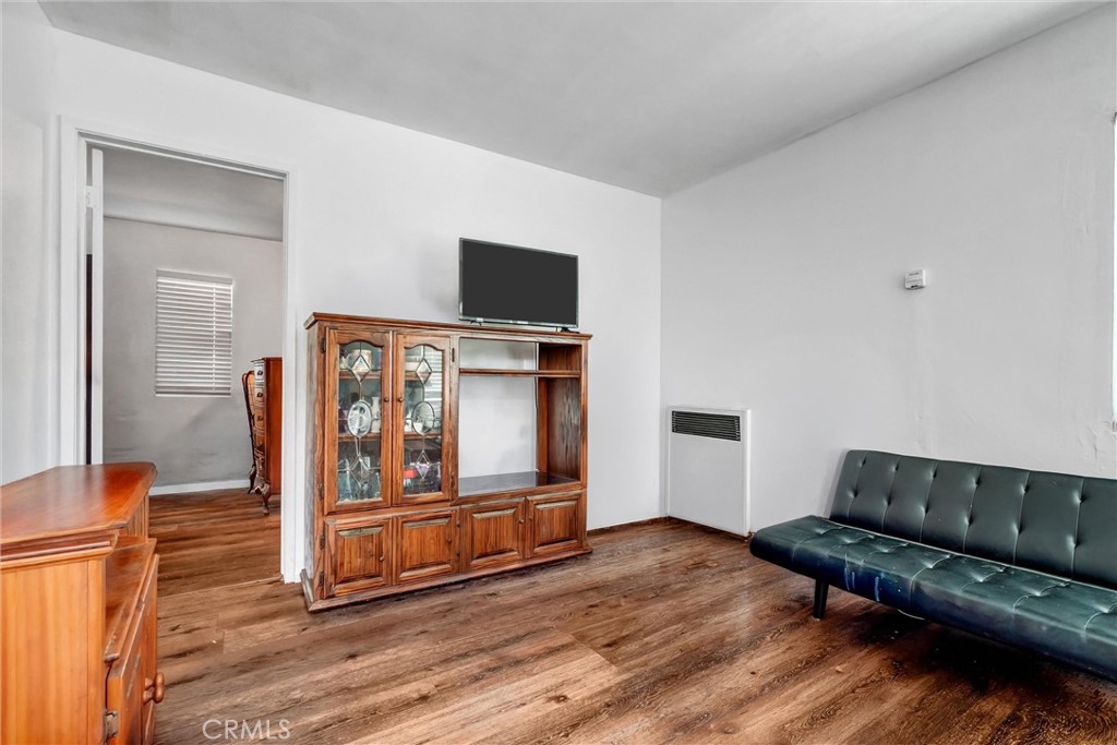 1065 E 19th