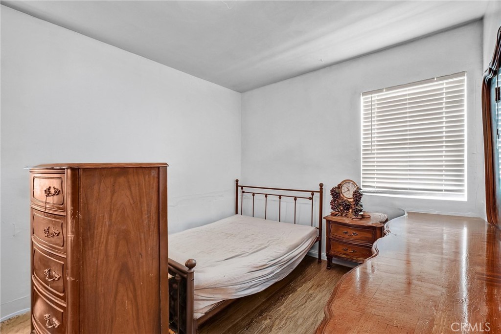 1065 E 19th