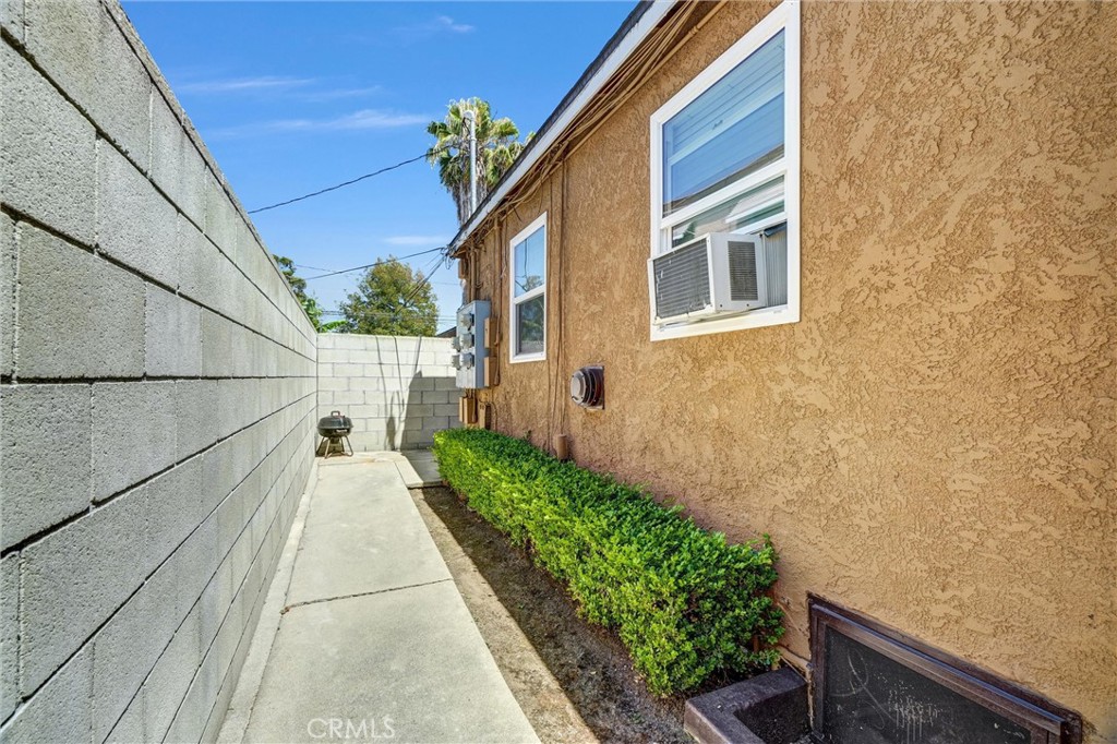 1065 E 19th