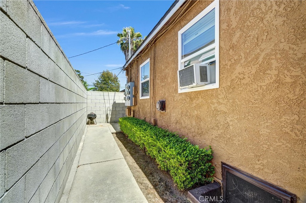 1065 E 19th