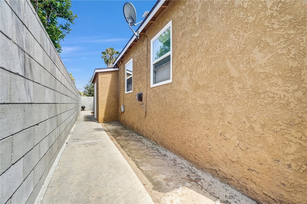 1065 E 19th