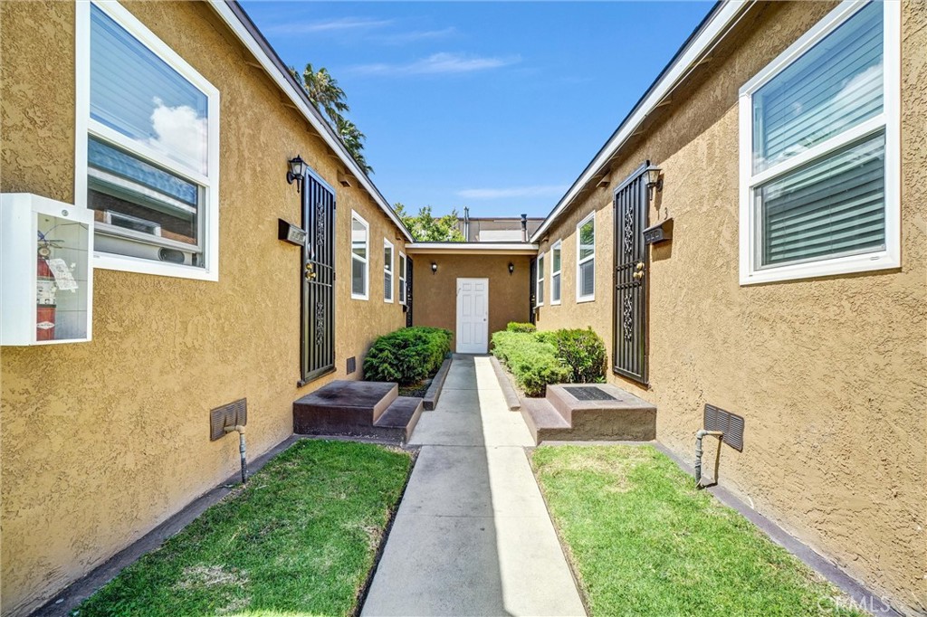 1065 E 19th
