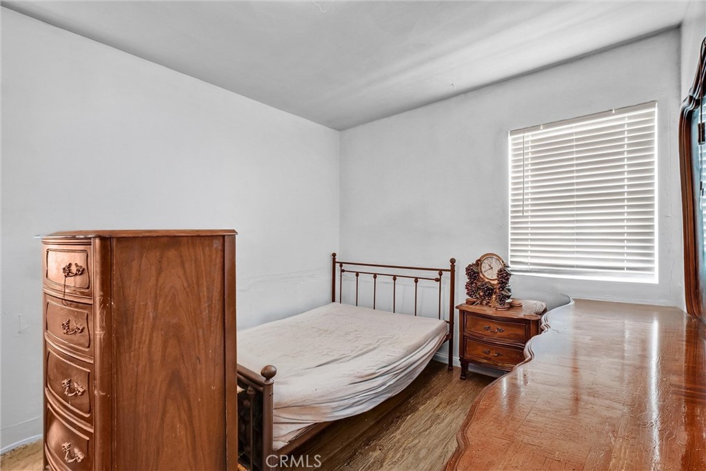1065 E 19th