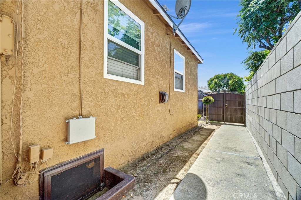 1065 E 19th