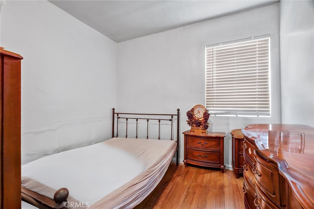 1065 E 19th