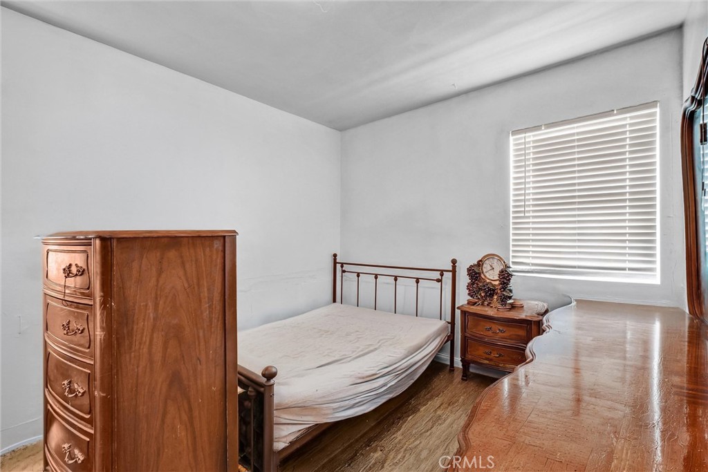1065 E 19th