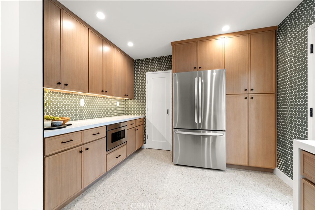 640 Island View