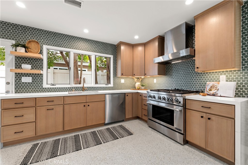 640 Island View