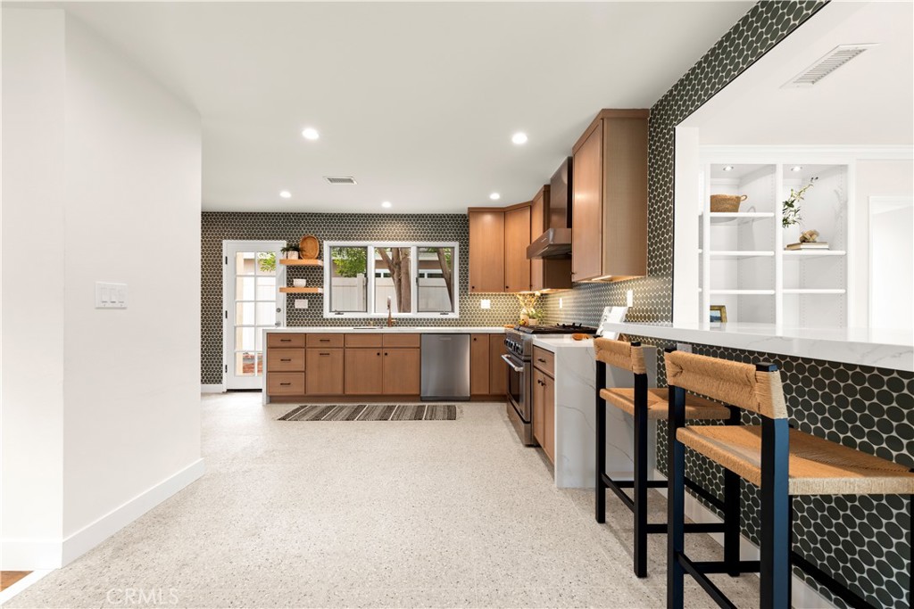 640 Island View