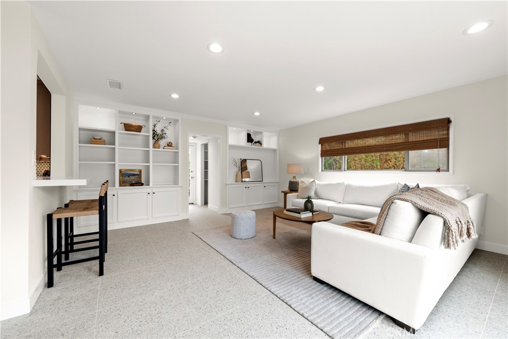 640 Island View