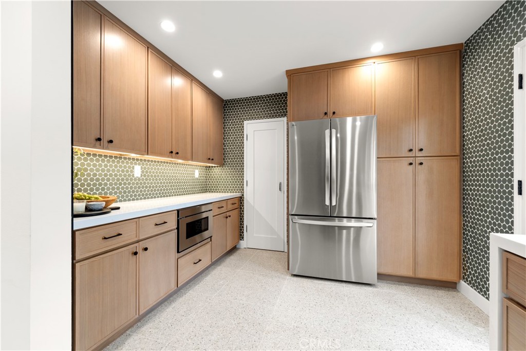 640 Island View