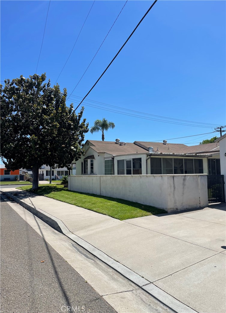 1103 W W Maple Ave