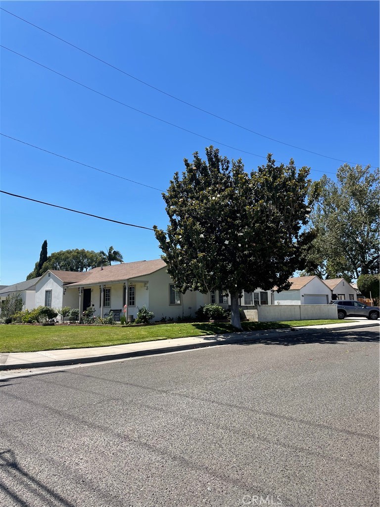 1103 W W Maple Ave