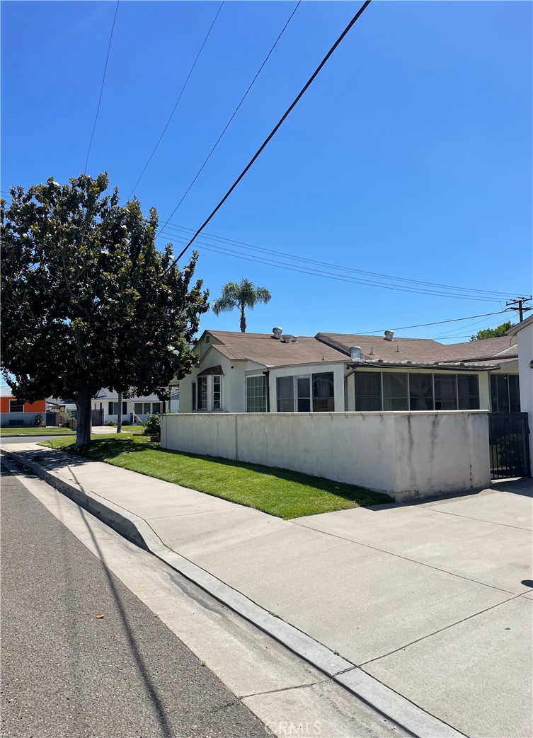 1103 W W Maple Ave