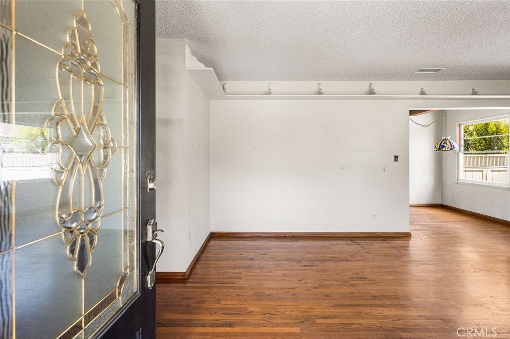 2687 Riverside