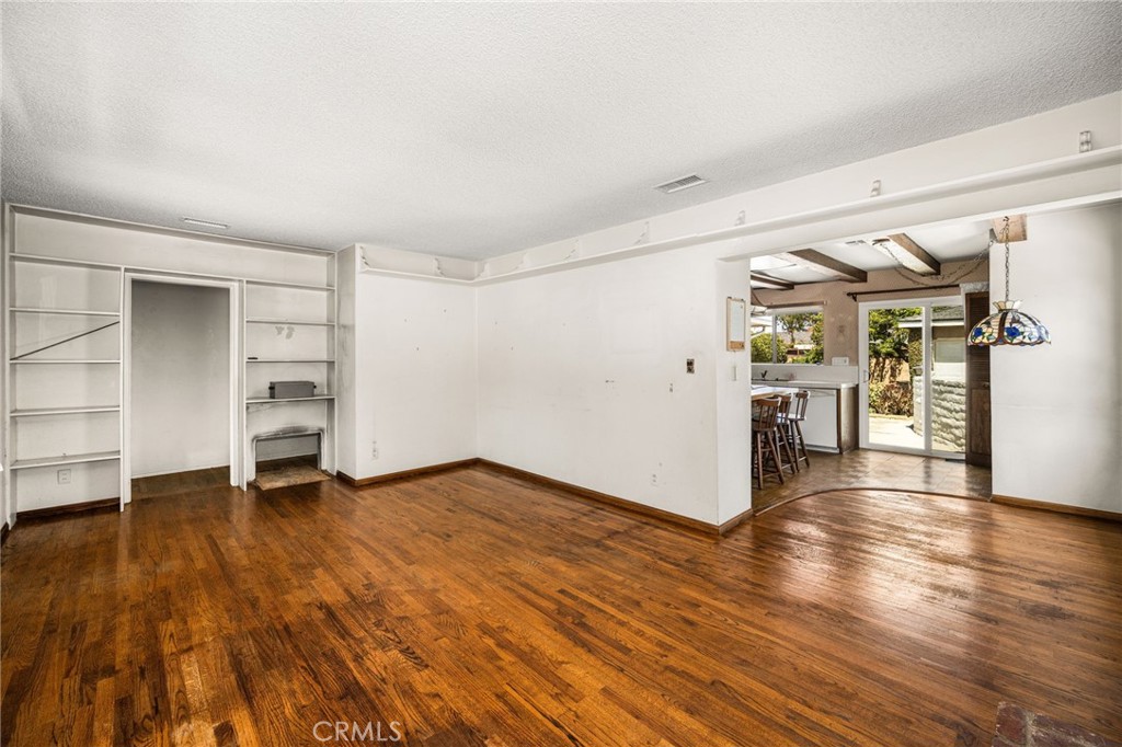 2687 Riverside