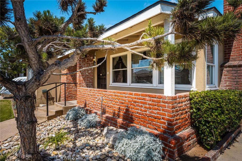 2687 Riverside