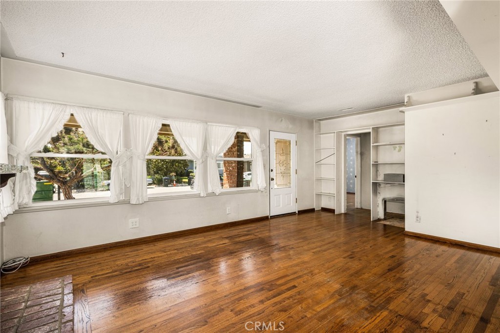 2687 Riverside