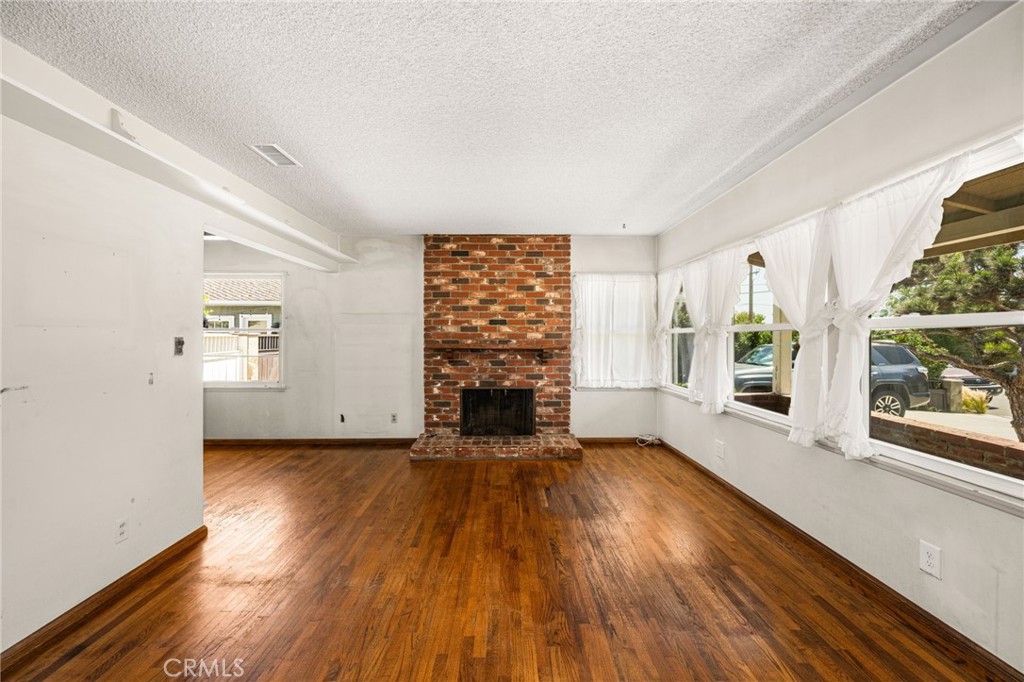 2687 Riverside