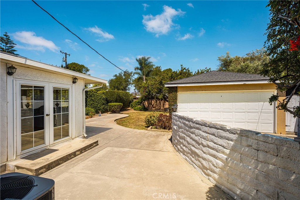 2687 Riverside