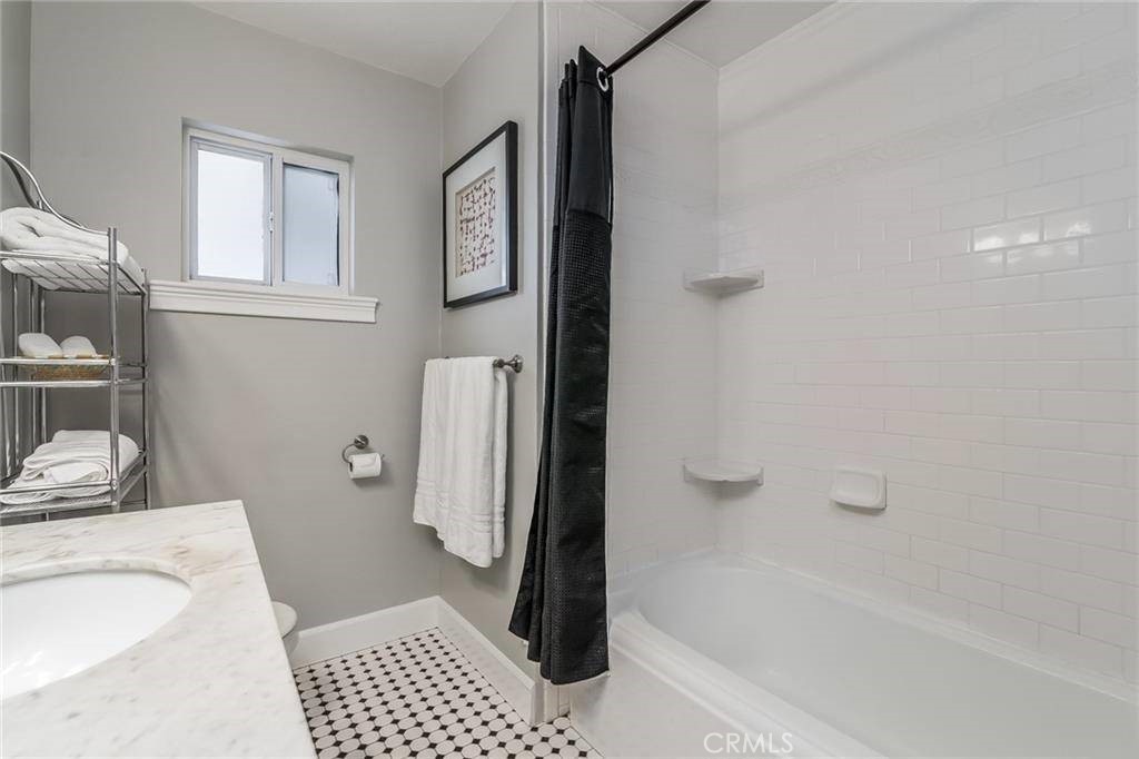 1210 E Oakmont