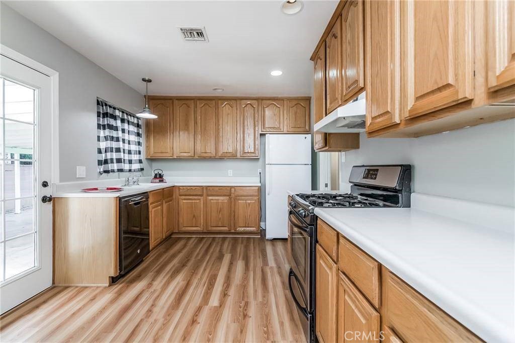 1210 E Oakmont