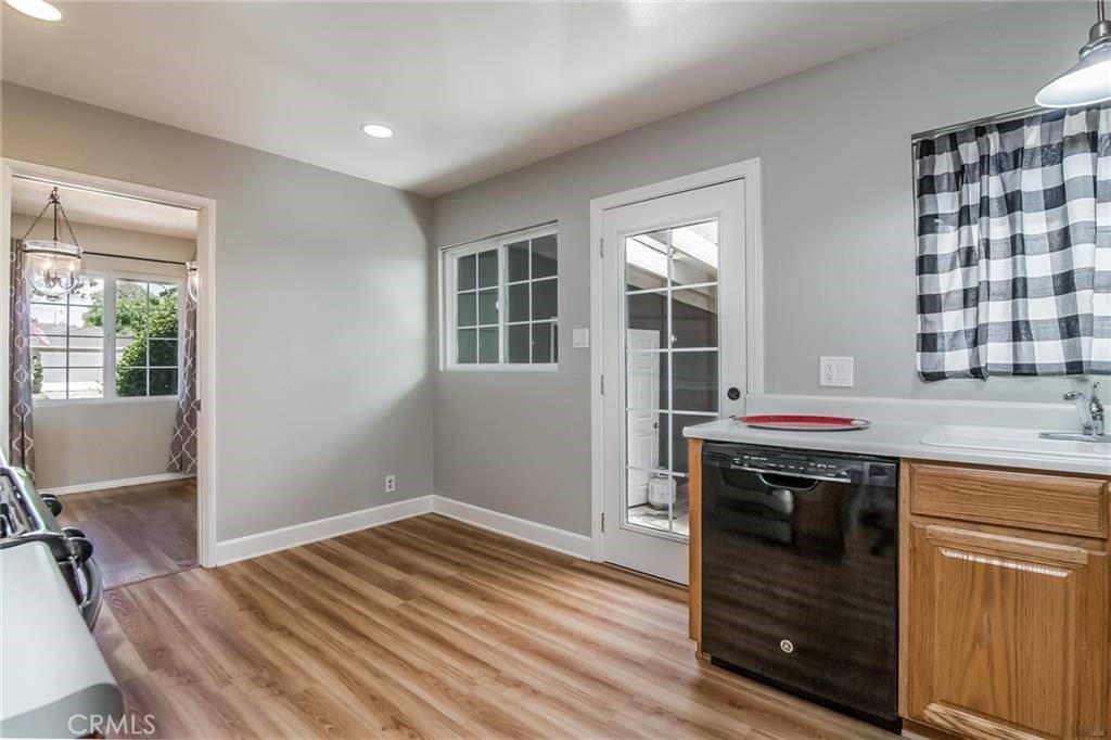 1210 E Oakmont