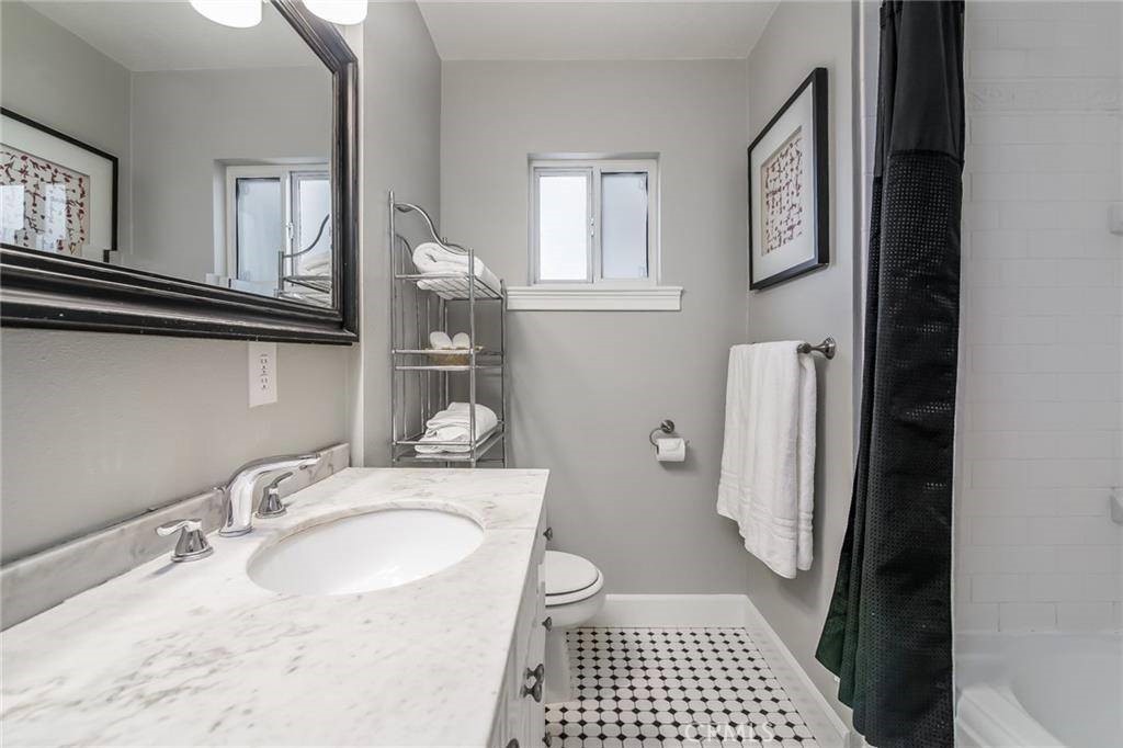 1210 E Oakmont