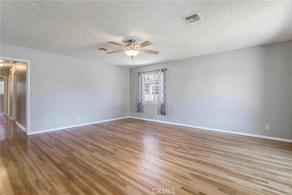 1210 E Oakmont