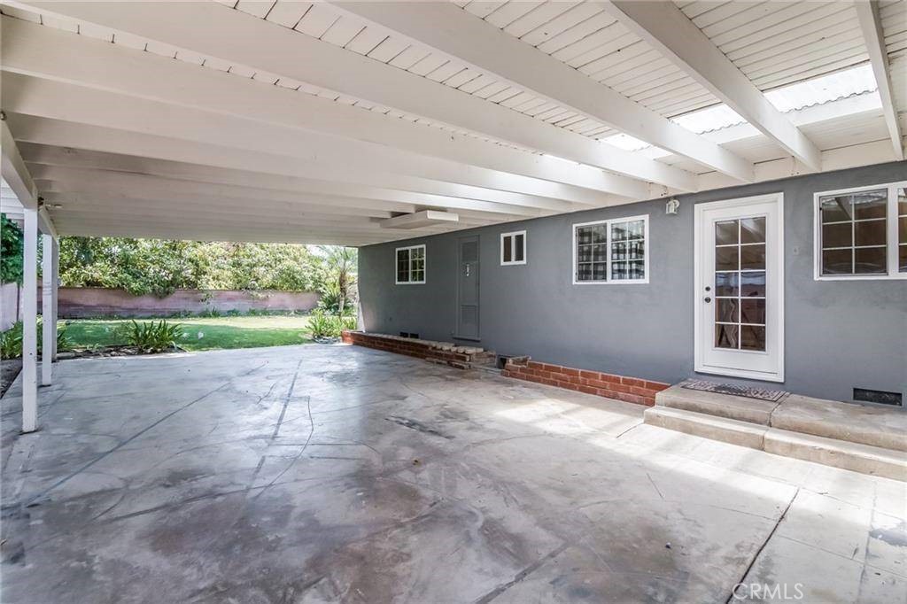 1210 E Oakmont