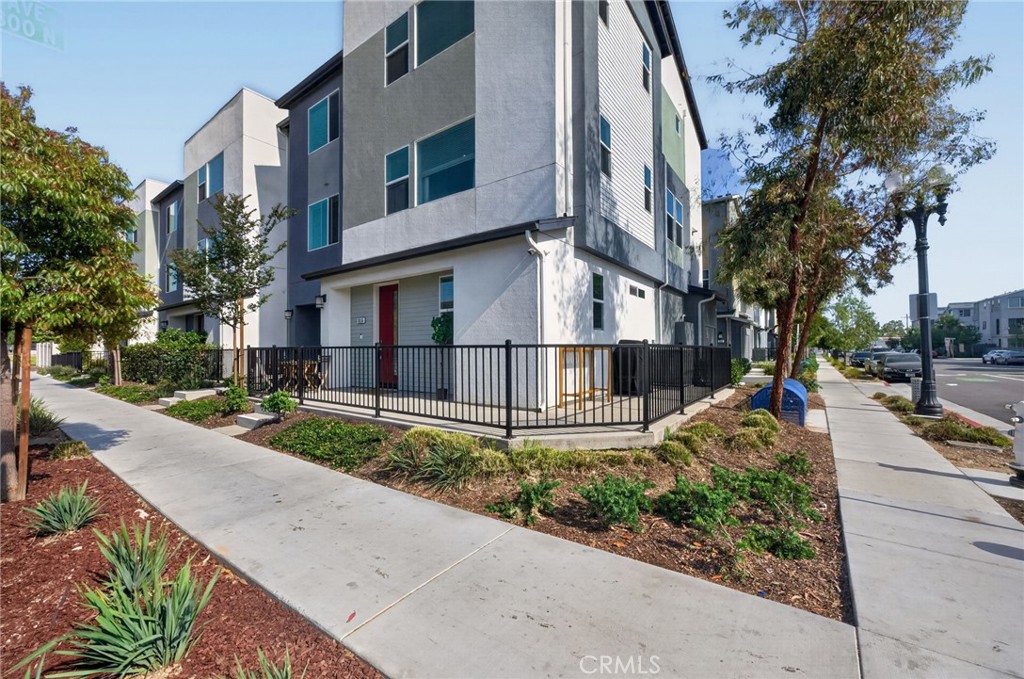 1016 E 4th