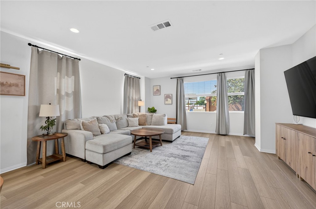 1016 E 4th