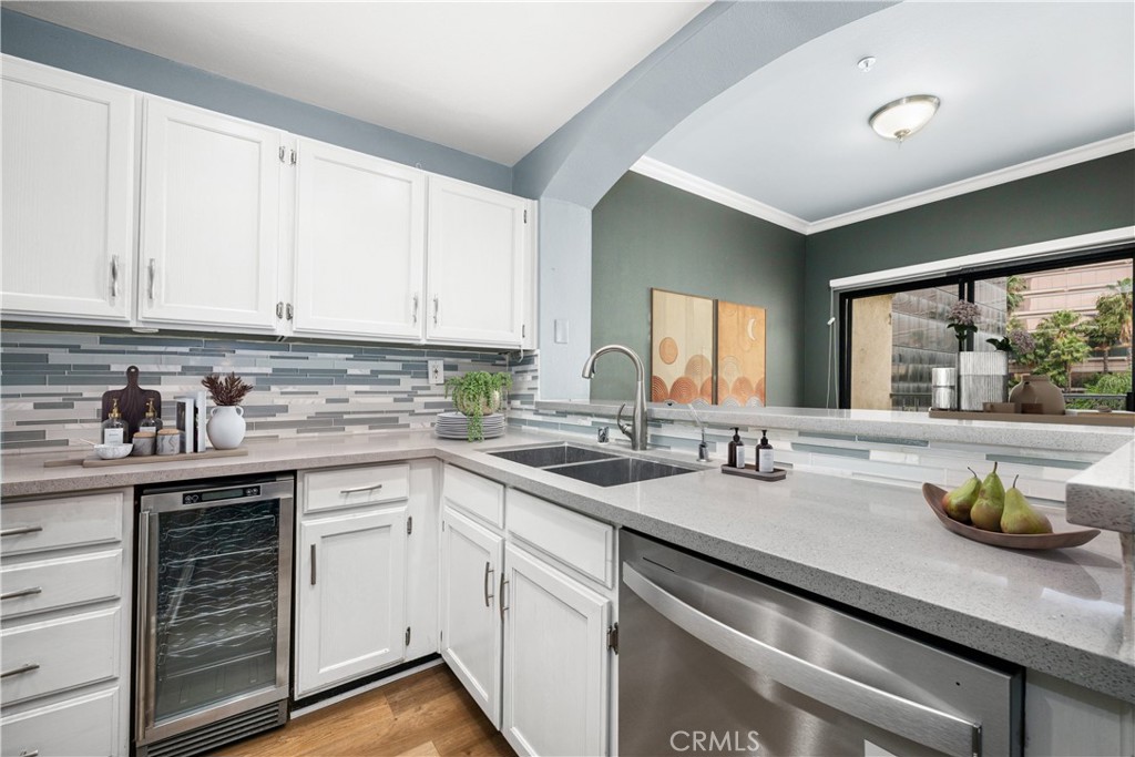 425 E Ocean 440