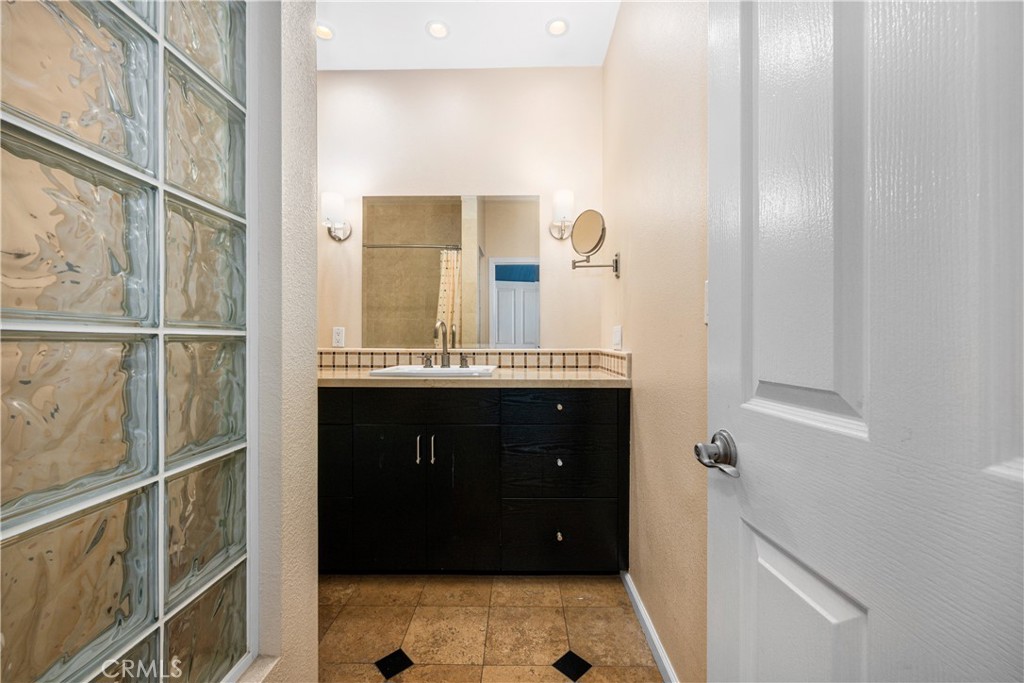 425 E Ocean 440