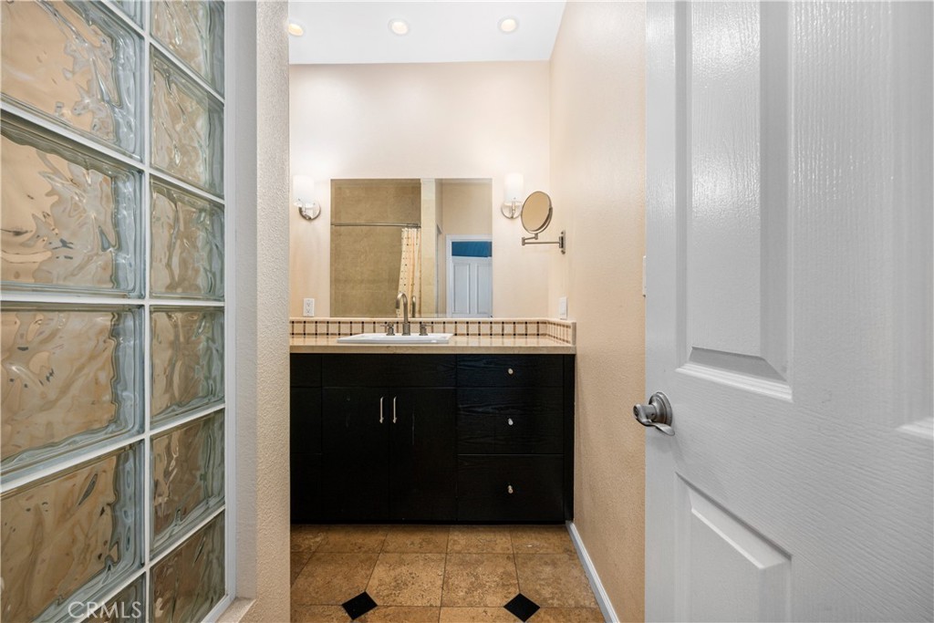 425 E Ocean 440